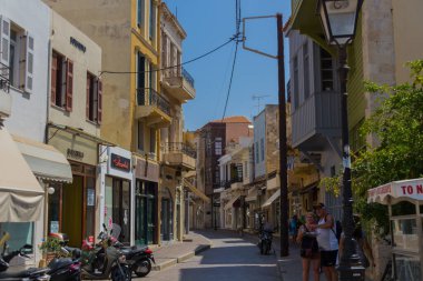 Rethymno, Yunanistan - 31 Temmuz 2016: Eski kentte dar sokaklar. Eski Rethymnon kasabası Rönesans 'ın en iyi korunmuş kasabalarından biridir..