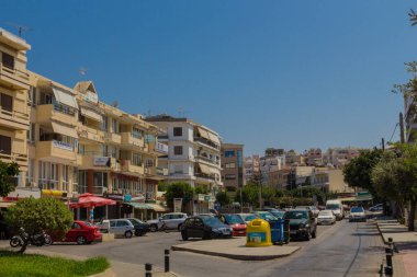 Rethymno, Yunanistan - 31 Temmuz 2016: Rethymno 'ya panoramik bakış. Rethymno, adanın üçüncü büyük şehridir. Girit 'e yılda 2,8 milyon turist geliyor (2011).
