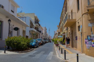 Rethymno, Yunanistan - 1 Ağustos 2016: Dar Sokak.