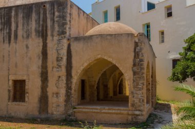 Rethymno, Yunanistan - 1 Ağustos 2016: Kara Musa Paşa Camisi. Rethymnon 'daki Kara Musa Paşa Camii Girit' in yıkılmasının ardından camiye dönüşen bir başka eski Venedik binası..