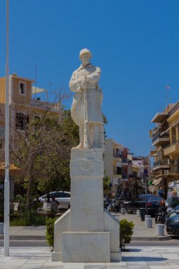 Rethymno, Yunanistan - 1 Ağustos 2016: Meçhul Asker Heykeli. Meçhul Asker Heykeli 1930 yılında meydanda dikildi; açılışı 9 Kasım 'da Eleftherios Venizelos tarafından gerçekleştirildi.