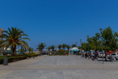 Rethymno, Yunanistan - 1 Ağustos 2016: Meçhul Asker Meydanı. 1930 'da meydanın ortasına dikilen ve açılışı Eleftherios Venize tarafından yapılan eşanlamlı heykel nedeniyle Meçhul Asker Meydanı olarak adlandırıldı.