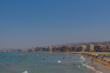 Rethymno, Yunanistan - 1 Ağustos 2016: Central Beach. Rethymno, adanın üçüncü büyük şehridir. Girit 'e yılda 2,8 milyon turist geliyor (2011).