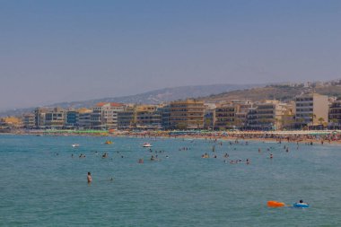 Rethymno, Yunanistan - 1 Ağustos 2016: Central Beach. Rethymno, adanın üçüncü büyük şehridir. Girit 'e yılda 2,8 milyon turist geliyor (2011).