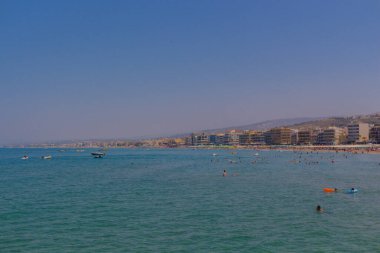 Rethymno, Yunanistan - 1 Ağustos 2016: Central Beach. Rethymno, adanın üçüncü büyük şehridir. Girit 'e yılda 2,8 milyon turist geliyor (2011).