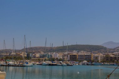 Rethymno, Yunanistan - 1 Ağustos 2016: Rethymno Limanında yatlar. Rethymno, adanın üçüncü büyük şehridir. Girit 'e yılda 2,8 milyon turist geliyor (2011).