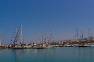 Rethymno, Yunanistan - 1 Ağustos 2016: Rethymno Limanında yatlar. Rethymno, adanın üçüncü büyük şehridir. Girit 'e yılda 2,8 milyon turist geliyor (2011).