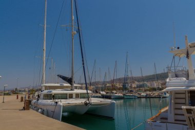 Rethymno, Yunanistan - 1 Ağustos 2016: Rethymno Limanında yatlar. Rethymno, adanın üçüncü büyük şehridir. Girit 'e yılda 2,8 milyon turist geliyor (2011).