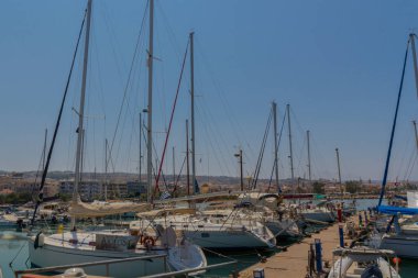 Rethymno, Yunanistan - 1 Ağustos 2016: Rethymno Limanında yatlar. Rethymno, adanın üçüncü büyük şehridir. Girit 'e yılda 2,8 milyon turist geliyor (2011).