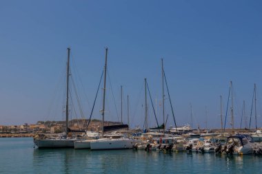 Rethymno, Yunanistan - 1 Ağustos 2016: Rethymno Limanında yatlar. Rethymno, adanın üçüncü büyük şehridir. Girit 'e yılda 2,8 milyon turist geliyor (2011).
