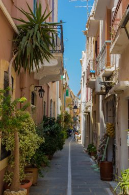 Rethymno, Yunanistan - 2 Ağustos 2016: Eski kentteki Dar Venedik Caddesi. Eski Rethymnon kasabası Rönesans 'ın en iyi korunmuş kasabalarından biridir..