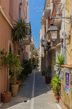 Rethymno, Yunanistan - 2 Ağustos 2016: Eski kentteki Dar Venedik Caddesi. Eski Rethymnon kasabası Rönesans 'ın en iyi korunmuş kasabalarından biridir..
