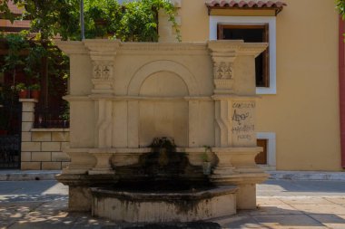 Rethymno, Yunanistan - 2 Ağustos 2016: Eski çeşme. Eski Rethymnon kasabası Rönesans 'ın en iyi korunmuş kasabalarından biridir..