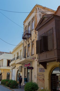 Rethymno, Yunanistan - 2 Ağustos 2016: Eski kentteki binalar. Eski Rethymnon kasabası Rönesans 'ın en iyi korunmuş kasabalarından biridir..