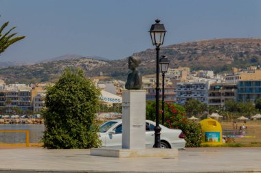 Rethymno, Yunanistan - 2 Ağustos 2016: Venedik limanı yakınlarındaki heykel. Rethymno, adanın üçüncü büyük şehridir. Girit 'e yılda 2,8 milyon turist geliyor (2011).