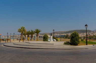 Rethymno, Yunanistan - 2 Ağustos 2016: Eski Venedik limanı yakınlarındaki meydan. Rethymno, adanın üçüncü büyük şehridir. Girit 'e yılda 2,8 milyon turist geliyor (2011).