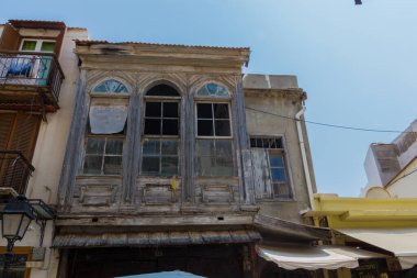Rethymno, Yunanistan - 3 Ağustos 2016: Eski kentte bina. Eski Rethymnon kasabası Rönesans 'ın en iyi korunmuş kasabalarından biridir..