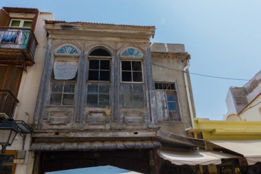 Rethymno, Yunanistan - 3 Ağustos 2016: Eski kentte bina. Eski Rethymnon kasabası Rönesans 'ın en iyi korunmuş kasabalarından biridir..