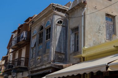 Rethymno, Yunanistan - 3 Ağustos 2016: Eski kentte bina. Eski Rethymnon kasabası Rönesans 'ın en iyi korunmuş kasabalarından biridir..