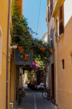 Rethymno, Yunanistan - 3 Ağustos 2016: Eski kentteki Dar Venedik Caddesi. Eski Rethymnon kasabası Rönesans 'ın en iyi korunmuş kasabalarından biridir..
