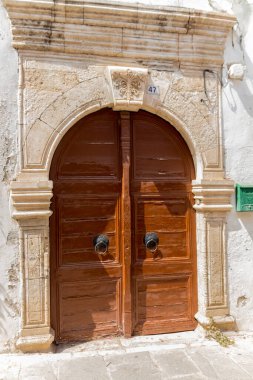 Rethymno, Yunanistan - 3 Ağustos 2016: Antik kemer yolu portalı. Eski Rethymnon kasabası Rönesans 'ın en iyi korunmuş kasabalarından biridir..