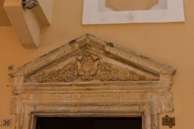 Rethymno, Yunanistan - 3 Ağustos 2016: Antik kemer yolu portalı. Eski Rethymnon kasabası Rönesans 'ın en iyi korunmuş kasabalarından biridir..