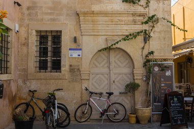 Rethymno, Yunanistan - 3 Ağustos 2016: Antik kemer yolu portalı. Eski Rethymnon kasabası Rönesans 'ın en iyi korunmuş kasabalarından biridir..