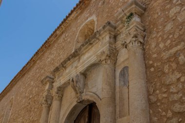 Rethymno, Yunanistan - 3 Ağustos 2016: Antik kemer yolu portalı. Eski Rethymnon kasabası Rönesans 'ın en iyi korunmuş kasabalarından biridir..