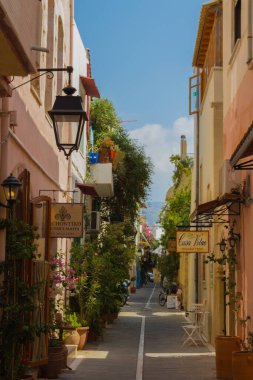 Rethymno, Yunanistan - 4 Ağustos 2016: Eski kentteki Dar Venedik Caddesi. Eski Rethymnon kasabası Rönesans 'ın en iyi korunmuş kasabalarından biridir..