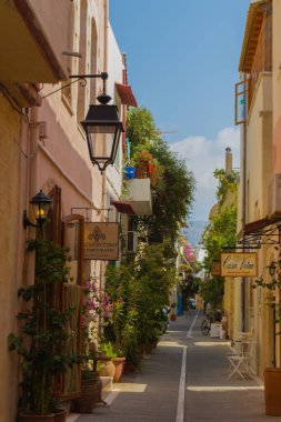 Rethymno, Yunanistan - 4 Ağustos 2016: Eski kentteki Dar Venedik Caddesi. Eski Rethymnon kasabası Rönesans 'ın en iyi korunmuş kasabalarından biridir..