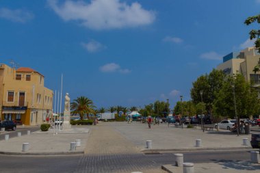 Rethymno, Yunanistan - 5 Ağustos 2016: Meçhul Asker Meydanı. 1930 'da meydanın ortasına dikilen ve açılışını Eleftherios Venizelos' un yaptığı 