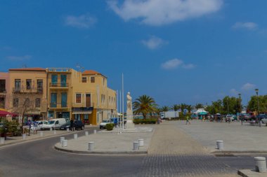 Rethymno, Yunanistan - 5 Ağustos 2016: Meçhul Asker Meydanı. 1930 'da meydanın ortasına dikilen ve açılışını Eleftherios Venizelos' un yaptığı 