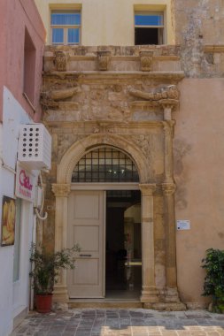 Rethymno, Yunanistan - 5 Ağustos 2016: Antik kemer yolu portalı. Eski Rethymnon kasabası Rönesans 'ın en iyi korunmuş kasabalarından biridir..