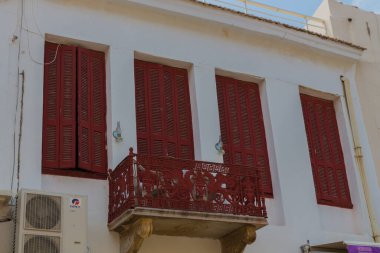 Rethymno, Yunanistan - 5 Ağustos 2016: Eski balkon ve pencereler. Eski Rethymnon kasabası Rönesans 'ın en iyi korunmuş kasabalarından biridir..