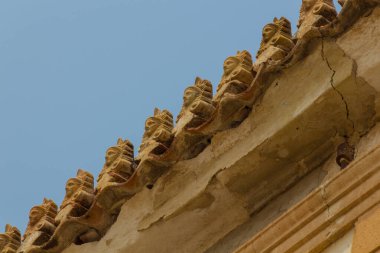 Yunanistan 'ın Rethymno kentindeki Venedik evlerinde yüzleri olan fayanslar. Eski Rethymnon kasabası Rönesans 'ın en iyi korunmuş kasabalarından biridir..