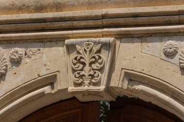 Rethymno, Yunanistan - 5 Ağustos 2016: Antik bas-yardım kemer yolu üzerinde. Eski Rethymnon kasabası Rönesans 'ın en iyi korunmuş kasabalarından biridir..