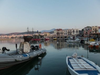 Rethymno, Yunanistan - 6 Ağustos 2016: Venedik limanında tekneler. Eski Rethymnon kasabası Rönesans 'ın en iyi korunmuş kasabalarından biridir..