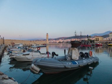 Rethymno, Yunanistan - 6 Ağustos 2016: Venedik limanında tekneler. Eski Rethymnon kasabası Rönesans 'ın en iyi korunmuş kasabalarından biridir..