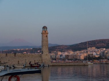 Rethymno, Yunanistan - 6 Ağustos 2016: Akşamları Venedik Rethymno limanındaki Mısır deniz feneri. Eski Rethymnon kasabası Rönesans 'ın en iyi korunmuş kasabalarından biridir..