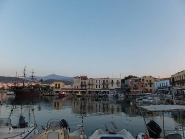 Rethymno, Yunanistan - 6 Ağustos 2016: Akşam Venedik limanı. Eski Rethymnon kasabası Rönesans 'ın en iyi korunmuş kasabalarından biridir..
