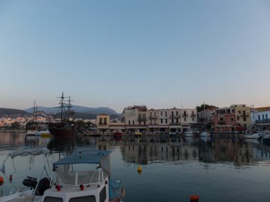 Rethymno, Yunanistan - 6 Ağustos 2016: Akşam Venedik limanı. Eski Rethymnon kasabası Rönesans 'ın en iyi korunmuş kasabalarından biridir..