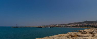 Rethymno, Yunanistan - 30 Temmuz 2016: Venedik limanından Rethymno 'ya panoramik bakış. Rethymno, Girit Adası 'ndaki Rethymno bölgesel biriminin başkenti Yunanistan' da yaklaşık 40 bin nüfuslu bir kenttir..