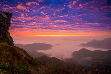 Güzel Gökyüzü, Bulut ve sis denizi güneş doğmadan önce Phu Chee Fah, Chiang Rai, Tayland.