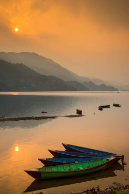Akşam olmadan önce Phewa Gölü 'ndeki gemilerin yansıması, Phokhara, Nepal.