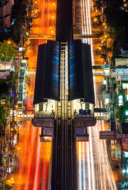 Bangkok, Tayland 'daki trafik ışığı yolu olan gökyüzü tren istasyonunun havadan görüntüsü..