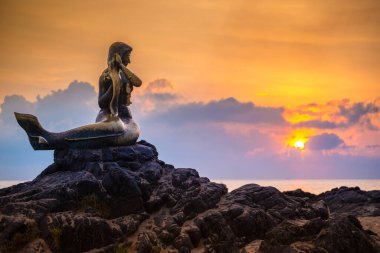 Altın deniz kızı heykeli, Songkhla bölgesinin ünlü simgesidir. Samila sahilinde, Tayland 'da..
