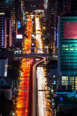 Gece Bangkok, Tayland 'da bina ışıkları ve trafik yolları ve trenler..