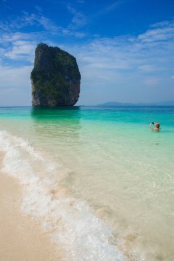 Bilinmeyen turist, Tayland 'ın Krabi eyaletindeki Poda Adası' nda yüzerken fotoğraf çekiyor..