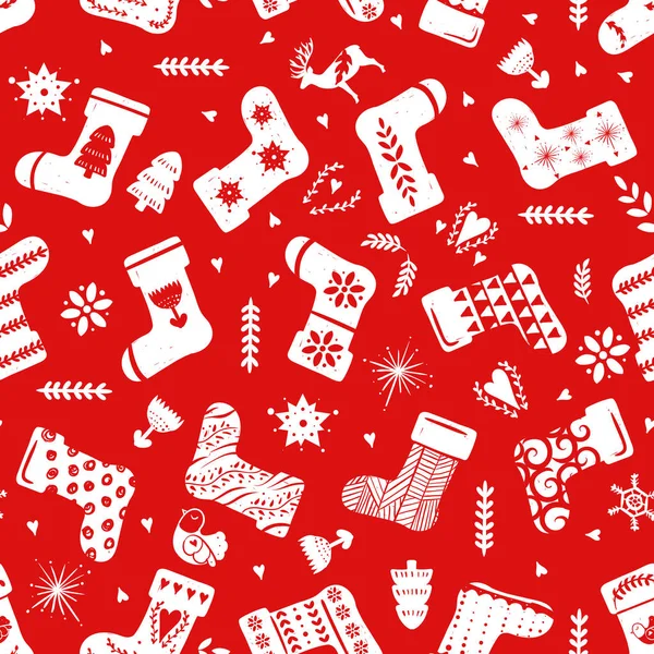 휴일 축 하 스칸디나비아 북유럽 스타일 레드 간단한 크리스마스 스타킹. 크리스마스, 새 해 장식입니다. 양말와 간단한 장식 손으로 그린 원활한 패턴 — 스톡 벡터