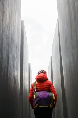 Labirent, gitmek için hangi yolu karar bir kavşak üzerinde duran. Karar verme, dalgınlık, meydan okuma ve Strateji kavramı. 